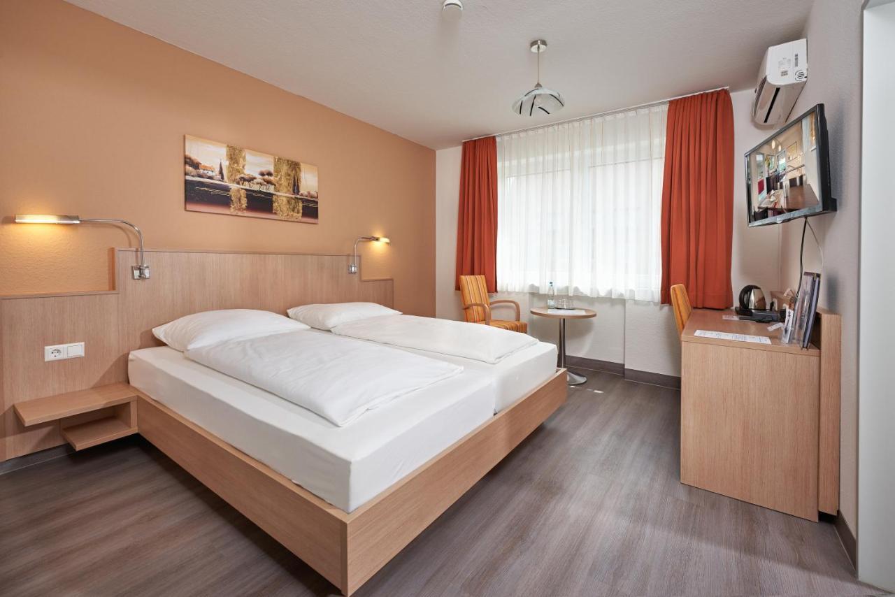 נוינבורג אם ריין Hotel Touristik מראה חיצוני תמונה