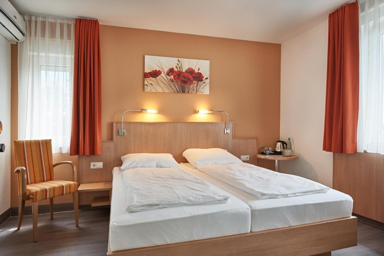 נוינבורג אם ריין Hotel Touristik מראה חיצוני תמונה