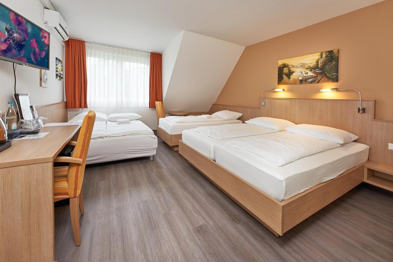 נוינבורג אם ריין Hotel Touristik מראה חיצוני תמונה