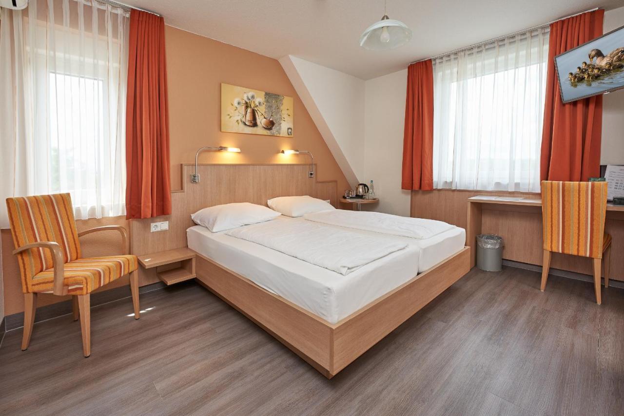 נוינבורג אם ריין Hotel Touristik מראה חיצוני תמונה