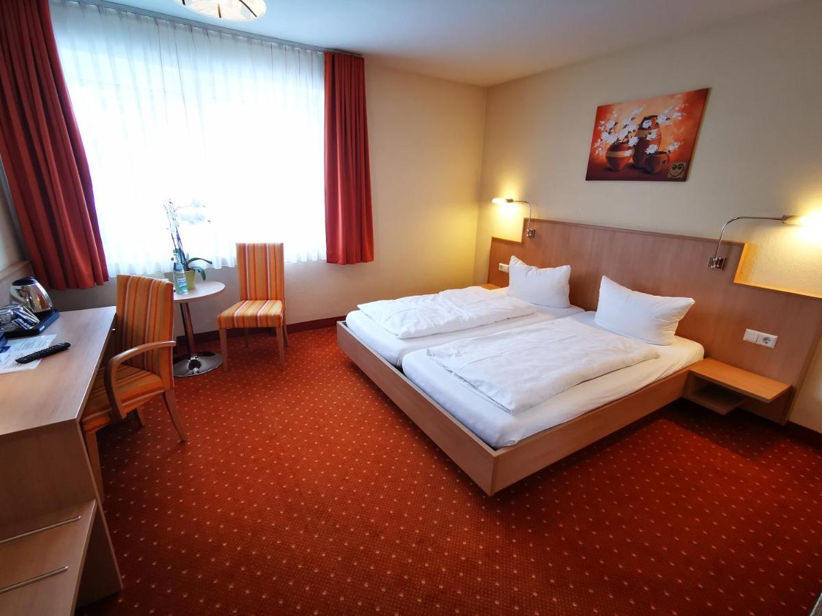 נוינבורג אם ריין Hotel Touristik מראה חיצוני תמונה